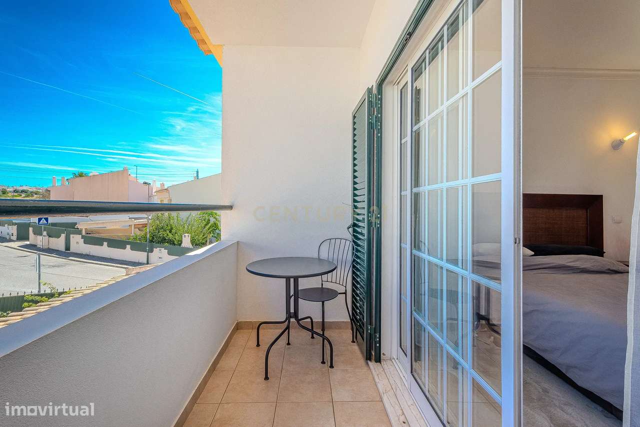 Moradia T2 Geminada C/ 2 Apartamentos Independentes e 238 M2 de Área E-17