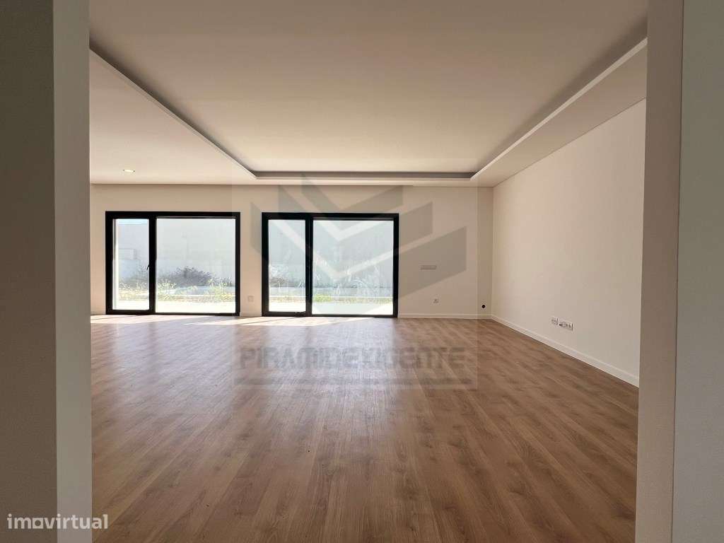 Ampla Moradia T4 em Azeitão: 72m² Open Space, 3 Suítes-6