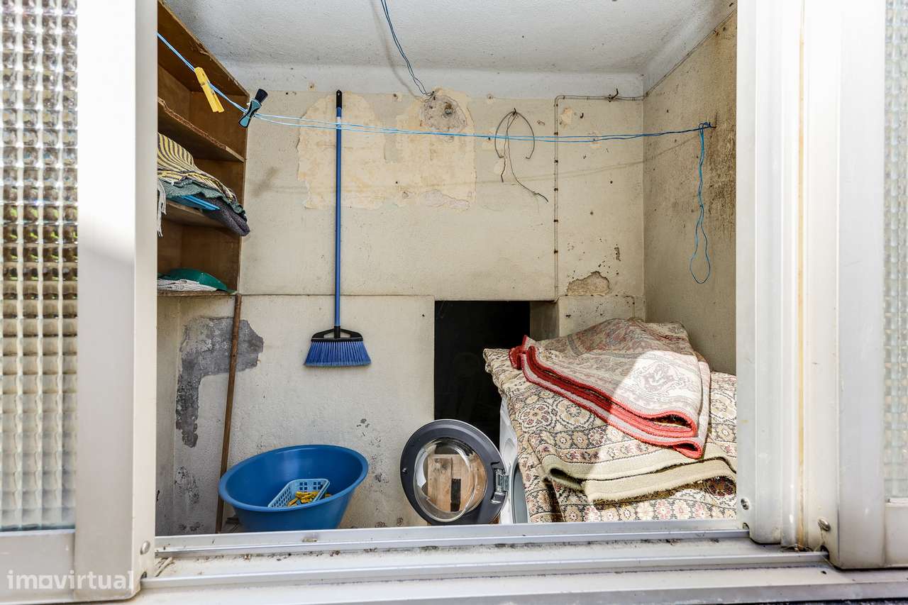 Andar de moradia T3 Para Renovar com Jardim e Localização Privilegiada-18