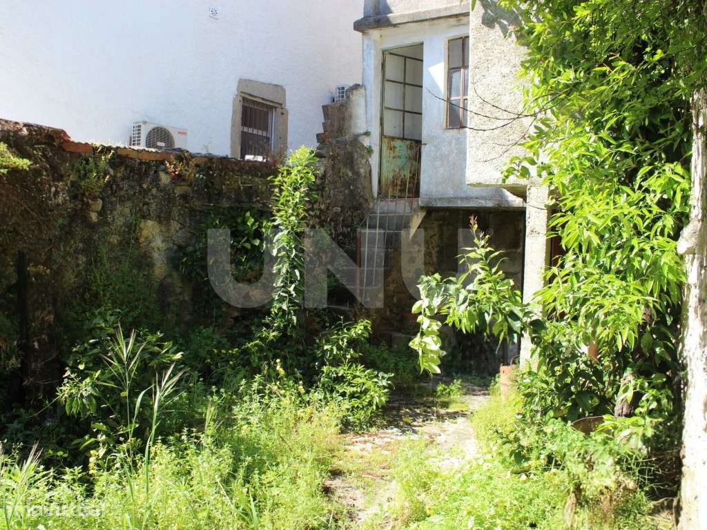 Moradia com Logradouro para Remodelar - Grande imagem: 2/21