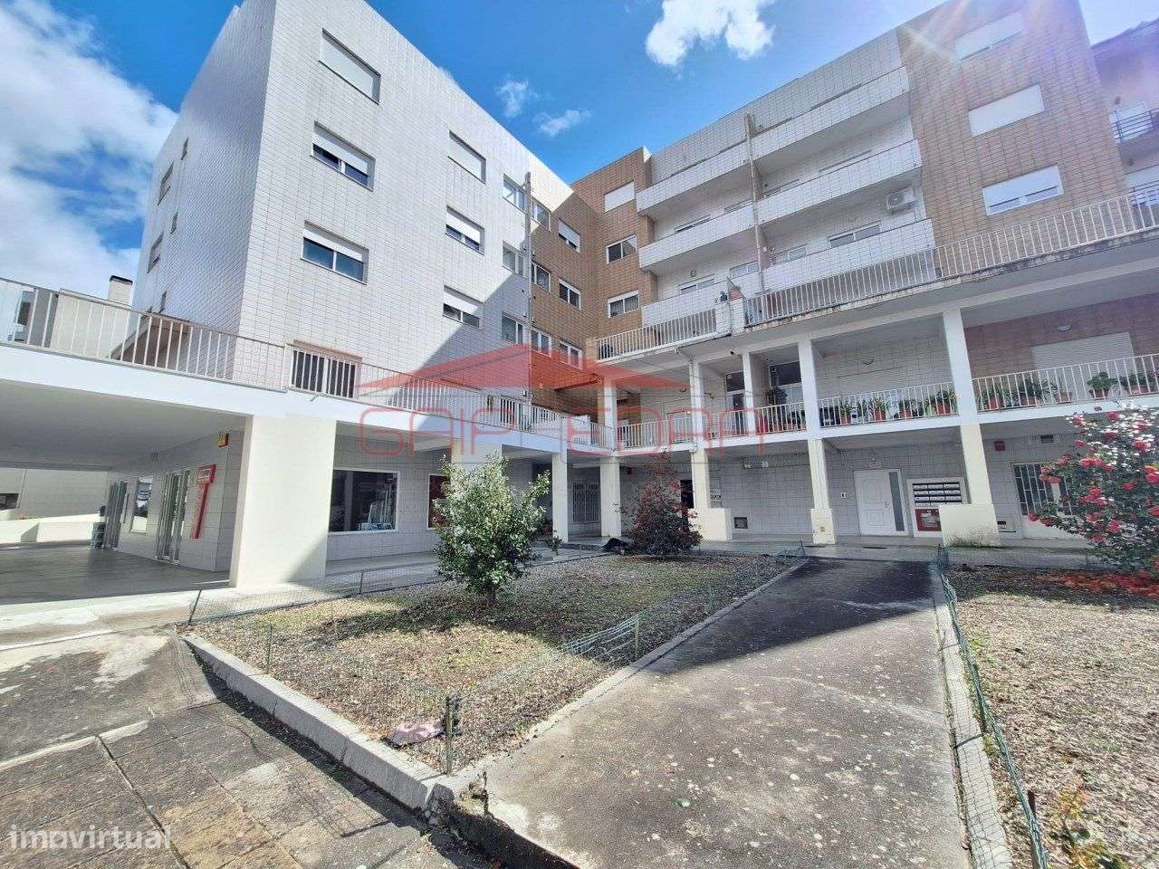 Loja ideal habitação junto Circuito Internacional Vila Real 2 garagem - Grande imagem: 1/13