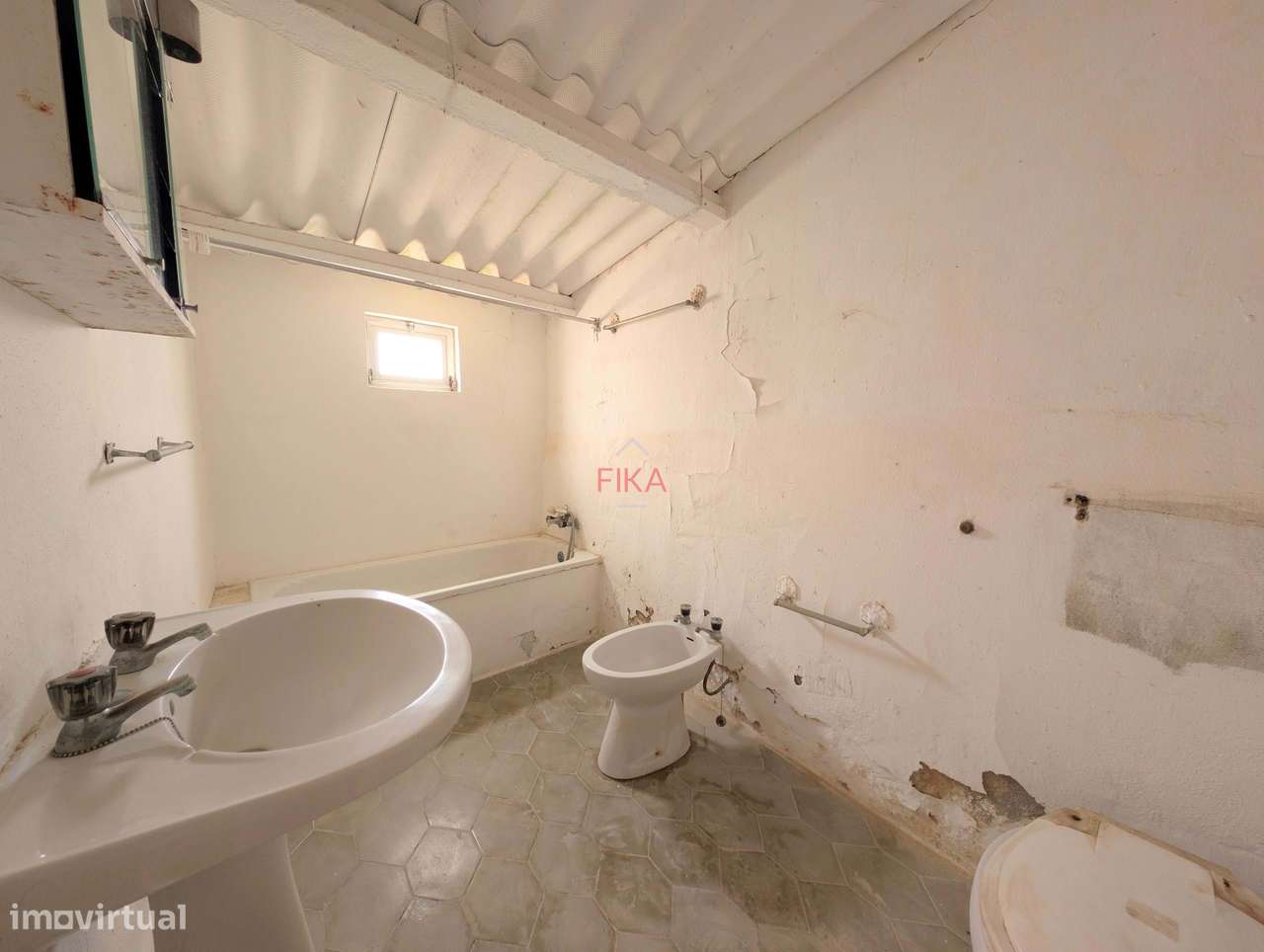 Moradia T3 para recuperação total com 679m2 de terreno-17