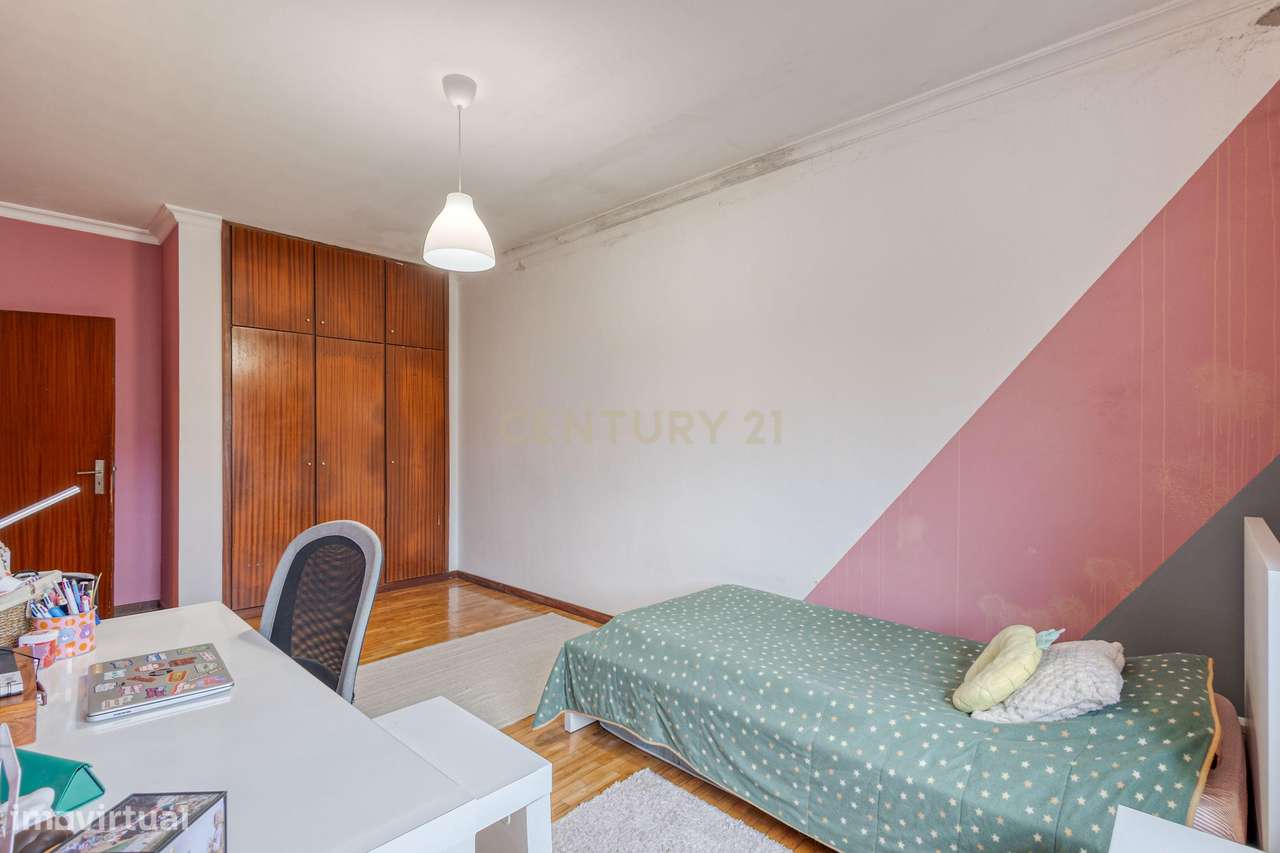 T3 com 3 varandas e Box fechada em Paredes-19