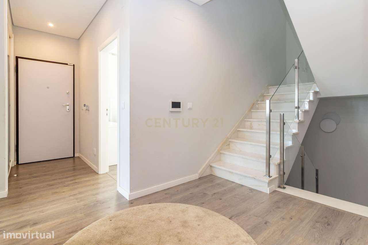 ELEGANTE MORADIA T4 EM FAMÕES TOTALMENTE MOBILADA - Grande imagem: 3/54