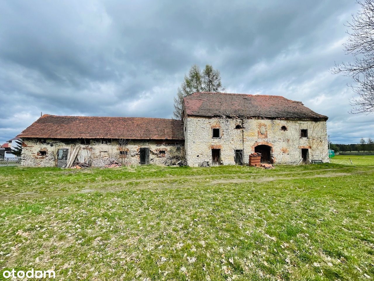 Zabytkowy budynek spichlerza, działka, stodoła