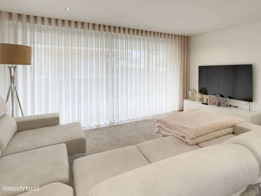 Apartamento T3 Semi Novo, com varanda/terraço e lugar de garagem - Grande imagem: 5/14