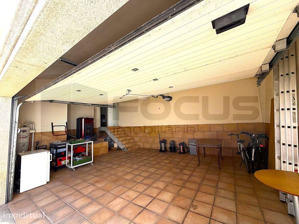 Espaçosa moradia T4 para venda em Esgueira-44