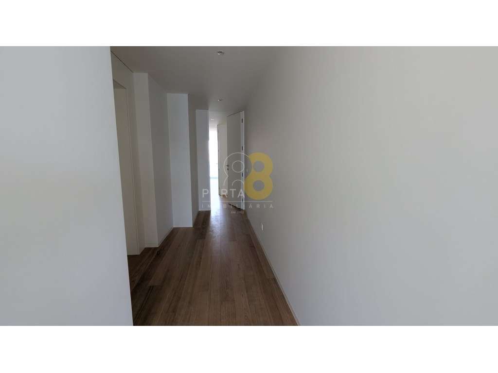 T2 Exclusivo com Terraço de 80 m² | 2 Suites | Piscina e Garagem Box-11