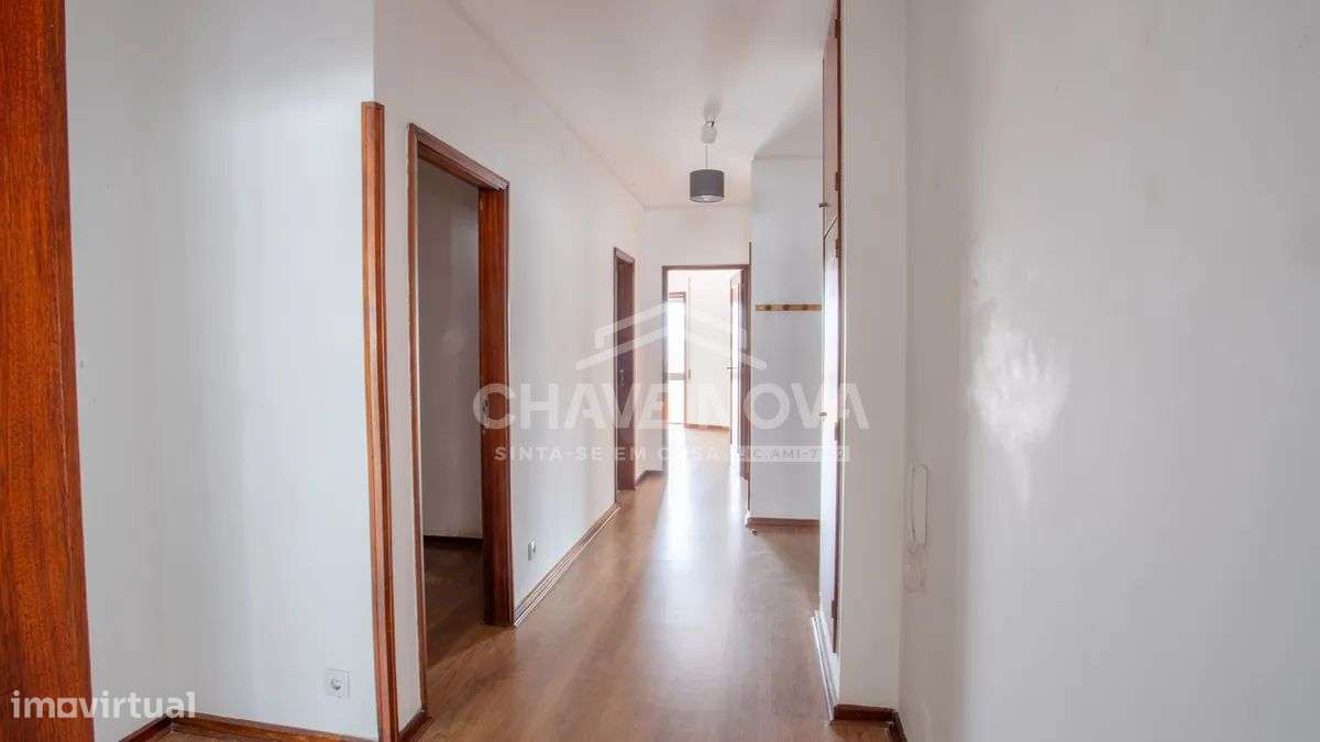 Apartamento T2 com varanda e garagem em Gaia-8