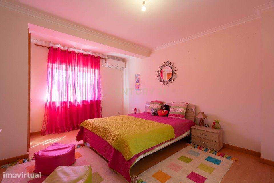 Moradia T3 - C/ espaço exterior e piscina-23