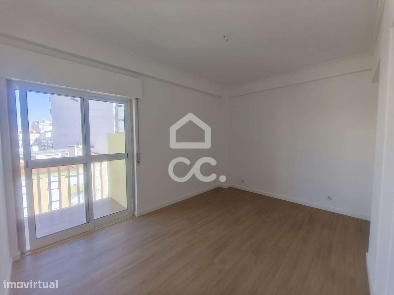 T3 Renovado com 3 Varandas na Amadora-23