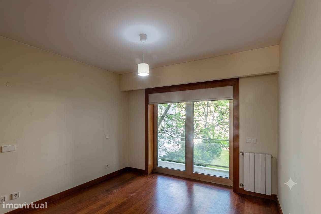 Apartamento T5 com 4 casas de banho e garagem-45