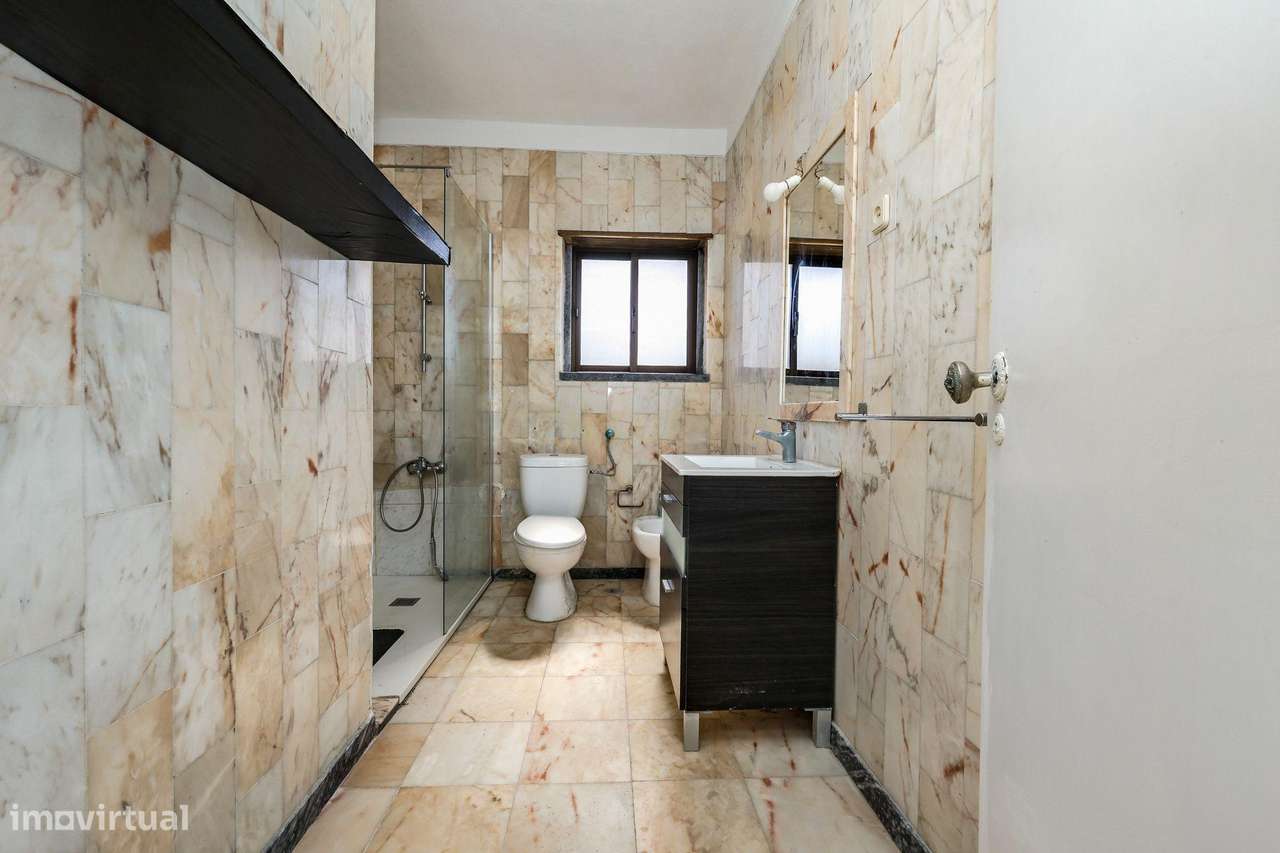 Moradia com Terreno Amplo e Vista Mar na Carvoeira-55