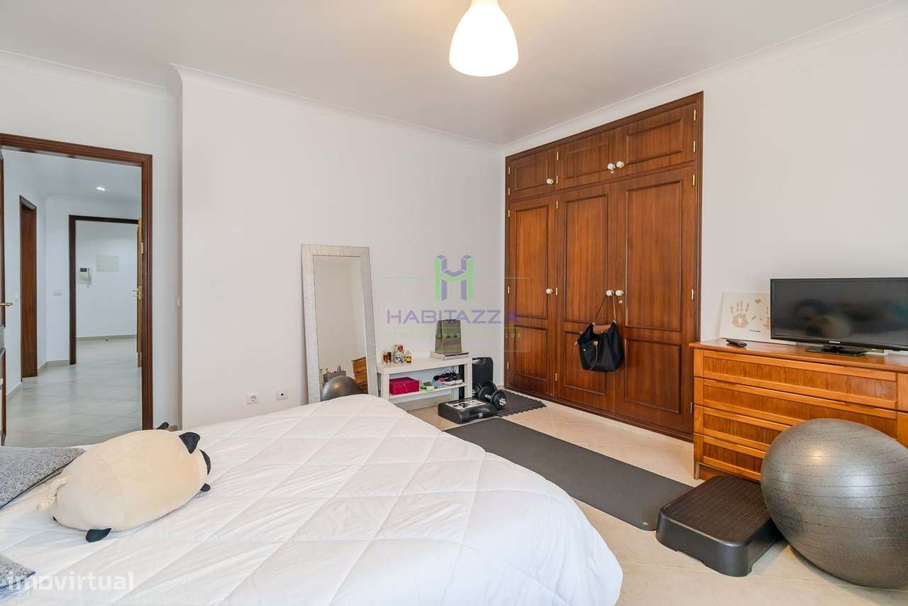 Apartamento T3 no último Piso, com 3 Frentes e Vistas Desafogadas em L-13