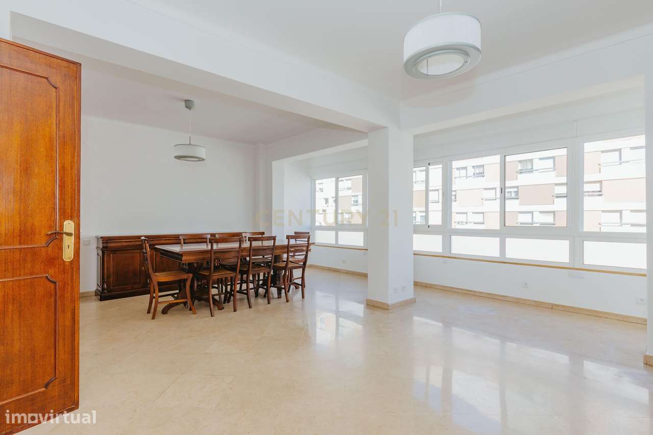 T3 Espaçoso na Portela – Com Parqueamento e Arrecadação - Grande imagem: 5/23