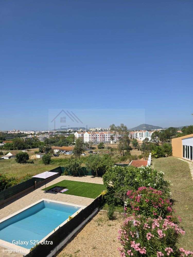 Moradia T4 com piscina e 900 m² de terreno na Quinta da Serralheira,-49