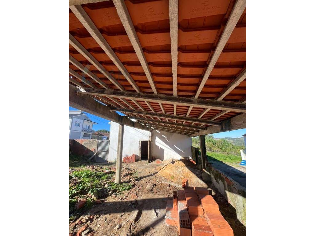 Moradia em fase de reconstrução - Grande imagem: 5/17