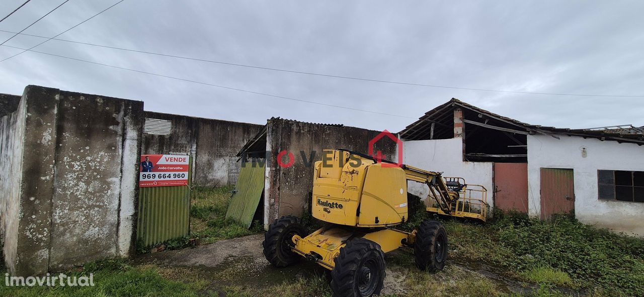 Terreno com Barracões / Possibilidade de Construção habitacional