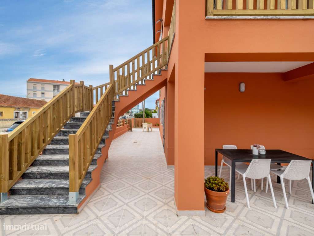 Moradia dividida em 4 apartamentos, ideal para alojamento local a 1... - Grande imagem: 5/46