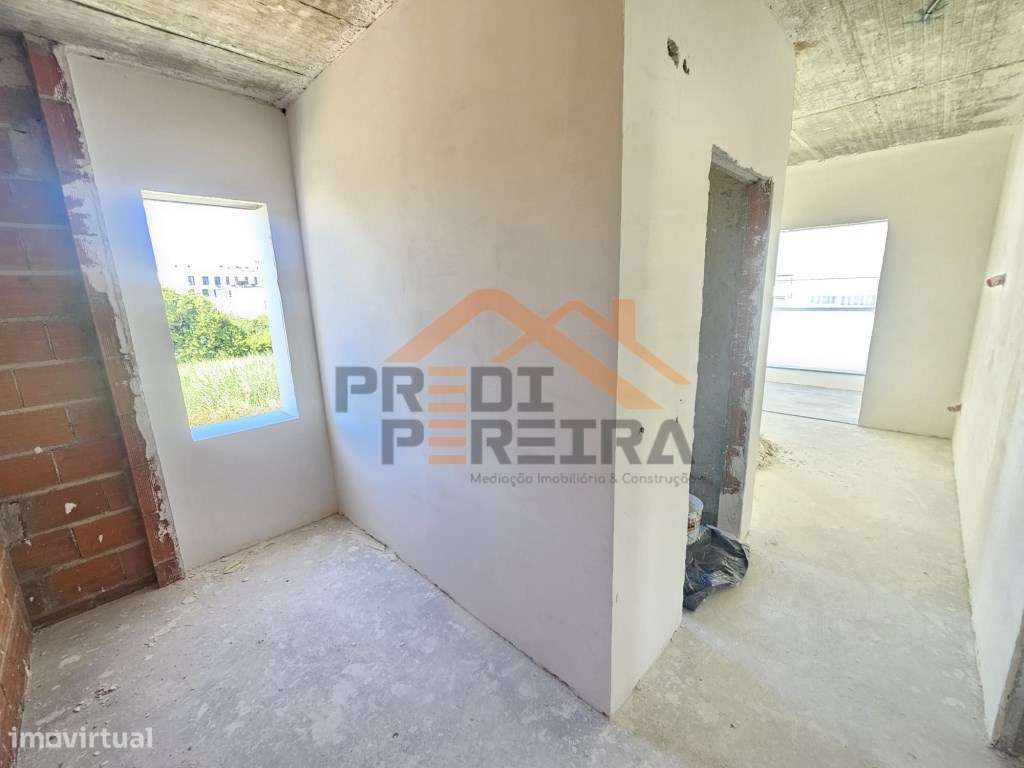 Moradia T4 em fase de construção, situada no Bairro Casal São Sebas...-8