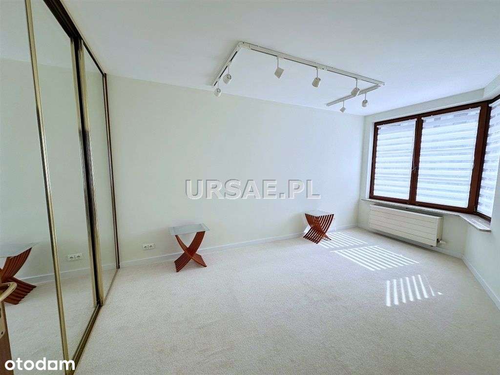 Przy Metrze Rondo Daszyńskiego i biurowcu Sire-8