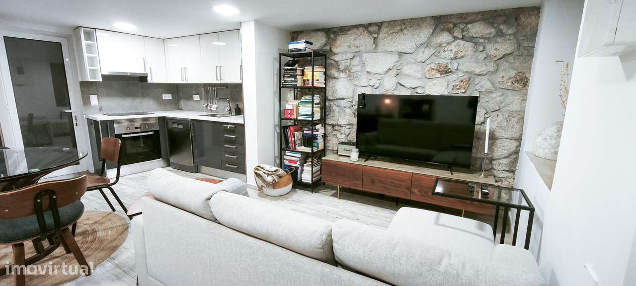 Moradia independente com pátio, remodelada, comércio e transportes - Grande imagem: 4/13