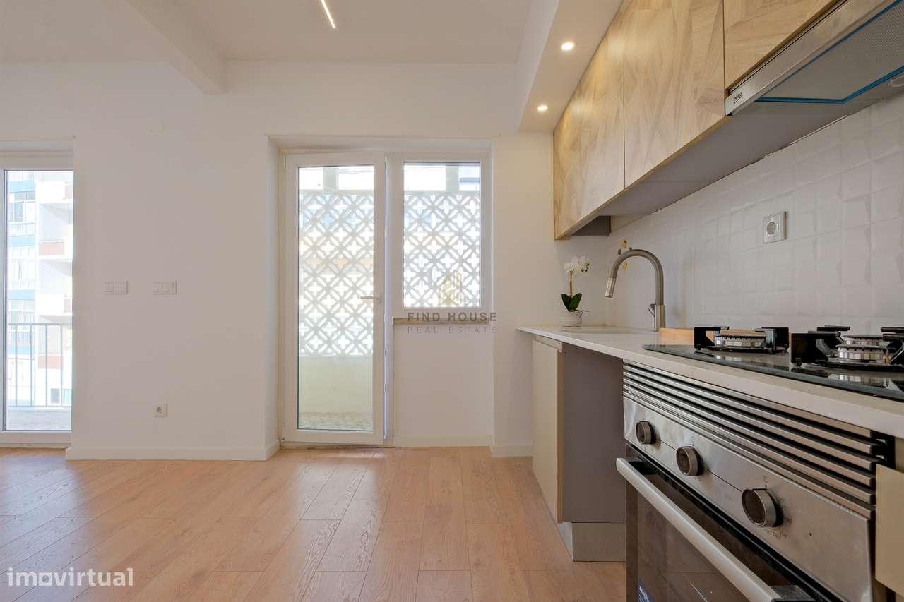 Apartamento T2 totalmente remodelado no centro de Almada-6