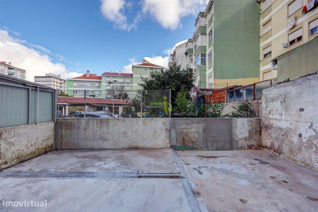 Apartamento T3 com terraço em Agualva-Cacém-0
