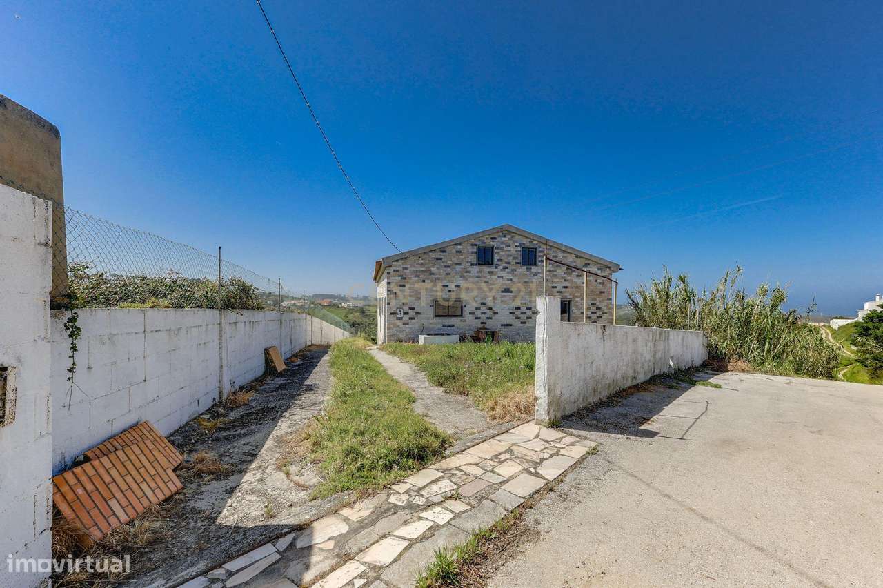 Moradia com Terreno Amplo e Vista Mar na Carvoeira-25