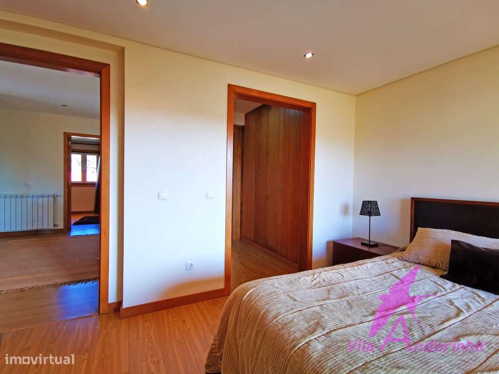 Moradia T4 Independente a 5 minutos da praia e do centro-24