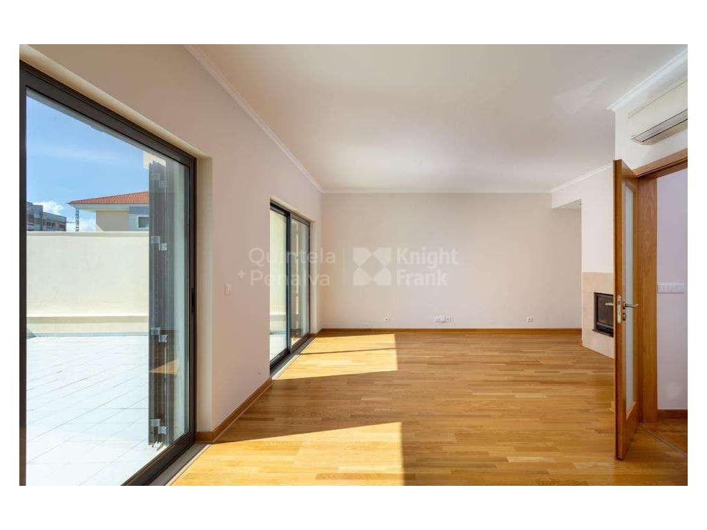 Moradia T2+2 em condomínio fechado com piscina, no Estoril - Grande imagem: 4/24