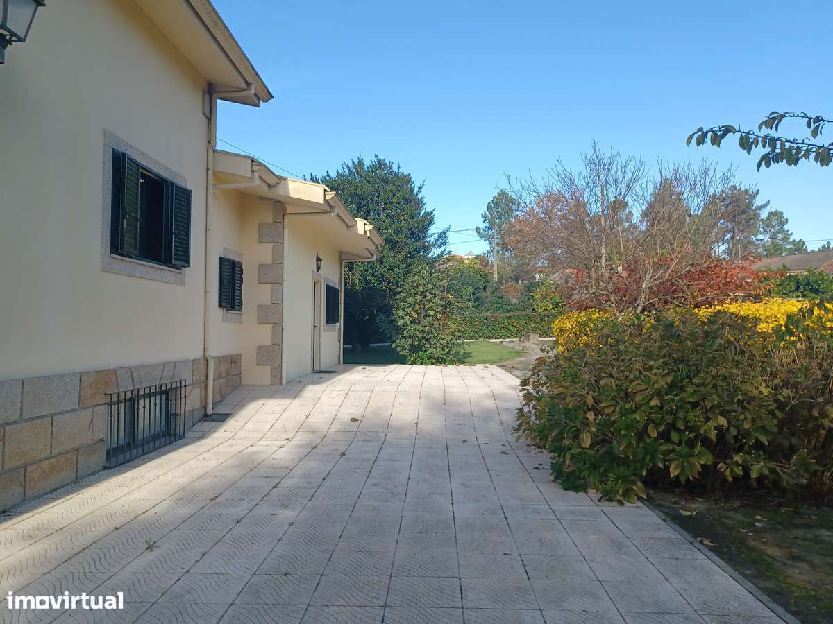 Mor.INDIVIDUAL  2300m2 de terreno + artigo urbano (Tipo T0)  em Lago-10