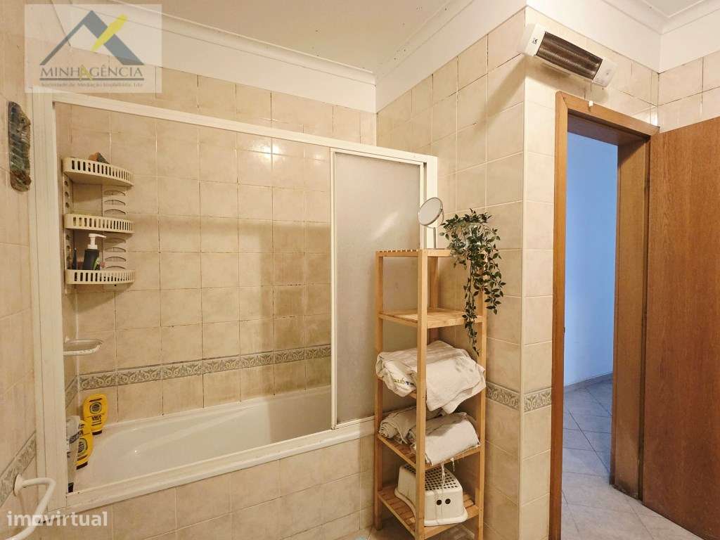 Apartamento T3 com terraço e garagem no Bairro Dias em Setúbal-22