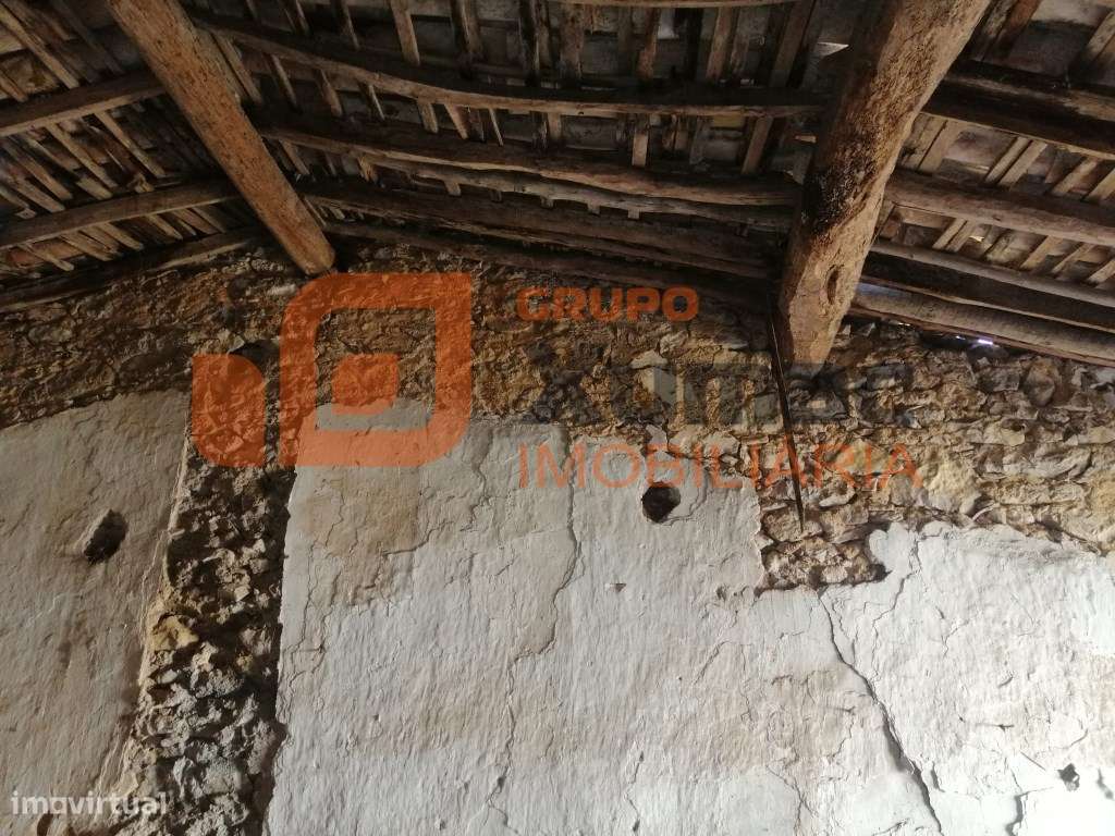 Imóvel para recuperação total no centro do Olho Marinho- Óbidos-7