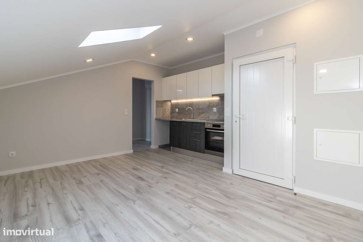 Arrendo Apartamento T1 remodelado- Casal do Marco, P. Pires – 685 Eur - Grande imagem: 2/14