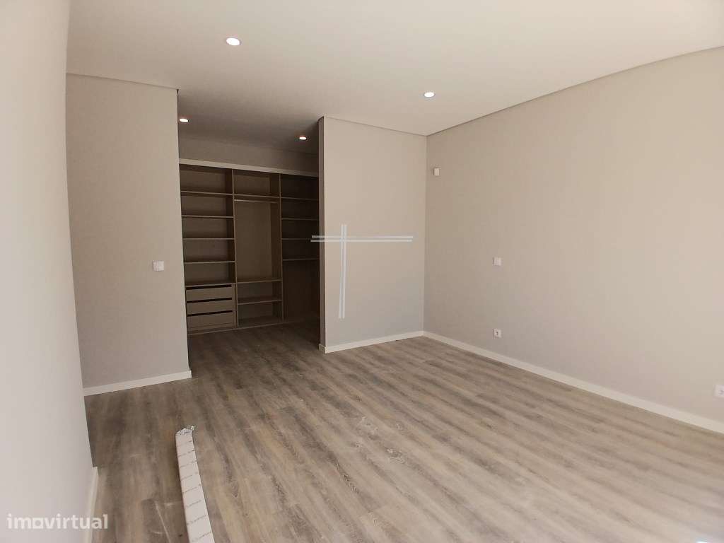 Moradia isolada T4, arquitetura contemporânea com garagem e piscina...-10