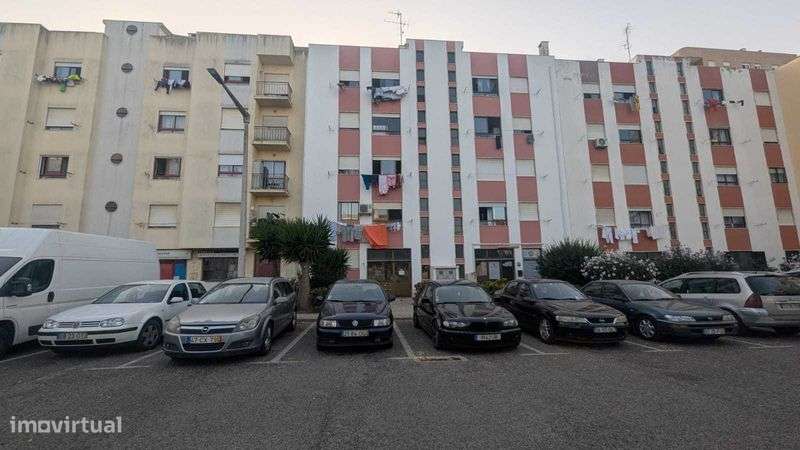 T2 com Arrecadação no Carregado – Excelente Localização - Grande imagem: 2/12