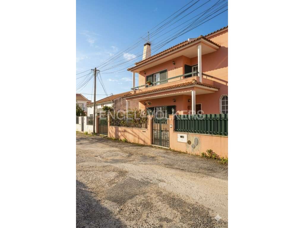 Moradia T5 com piscina em Sobreda de Caparica-33