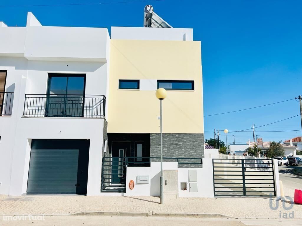 Casa T3 em Faro de 200,00 m2