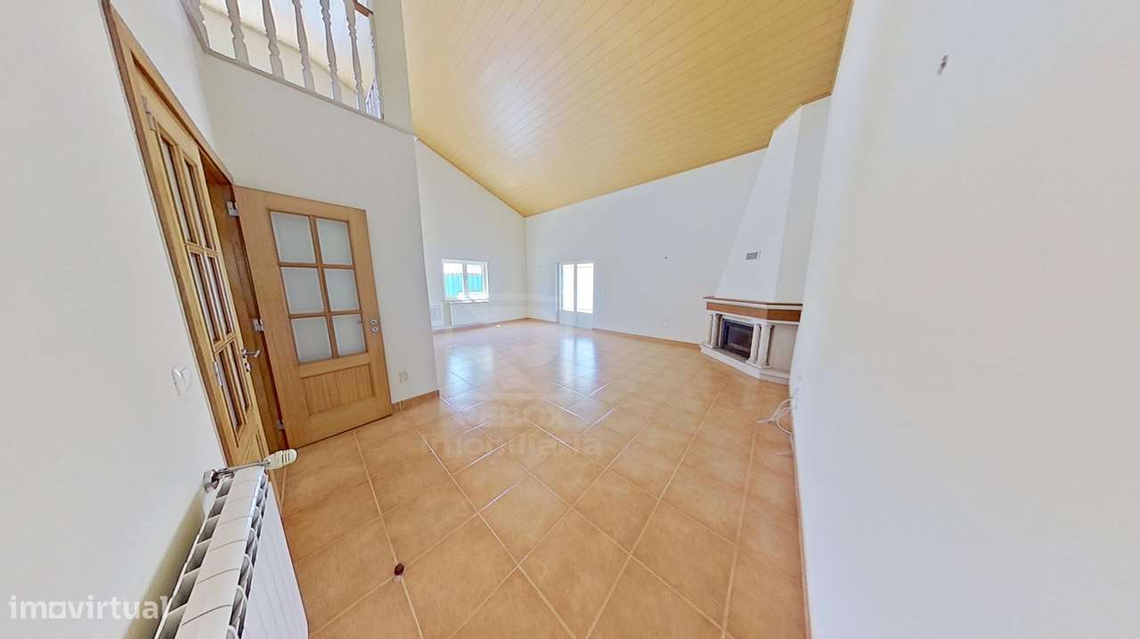 Moradia T5 isolada com 20 painéis solares e 3 quartos no piso térreo-3