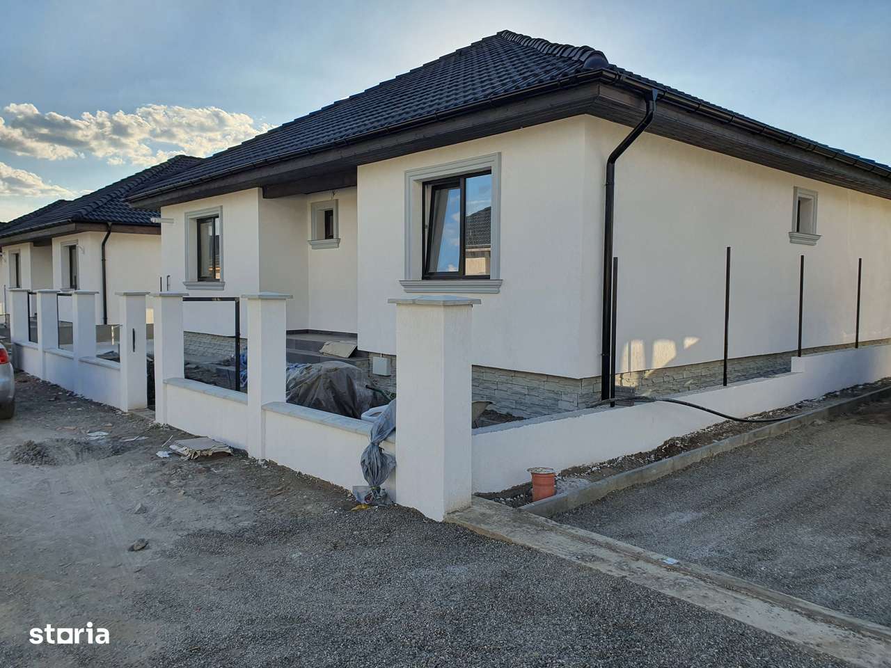 Casă la cheie pe 1 nivel 4 camere 2 băi,145 mp,500 mp teren - Imagine principală: 4/19