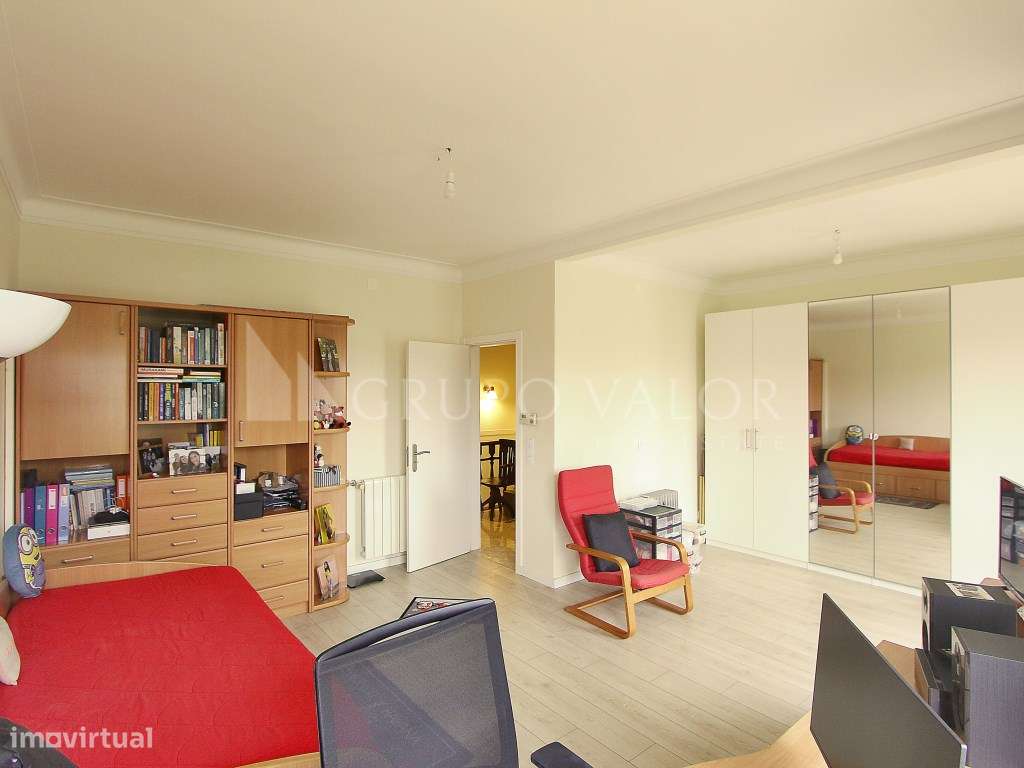 Moradia T4 com Garagem e Logradouro de 200m2 - Algueirão Mem Martins-23