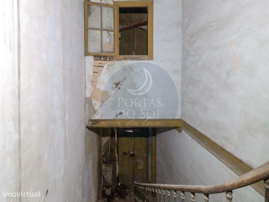 Imóvel c arquitetura histórica na rua principal do Cartaxo.-12