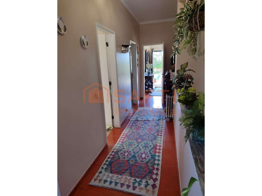 Moradia T5 com Piscina + Garagem para 3 Carros Oportunidade Imperdível-9