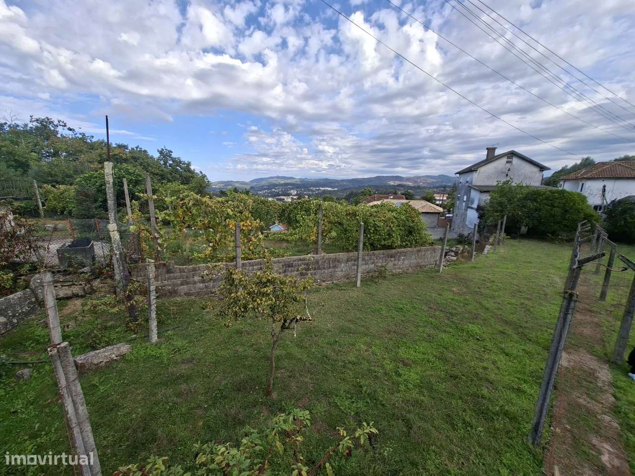 Moradia de 3 pisos com 1000m² de terreno, T3, 2 WC em Serafão, Fafe.-16