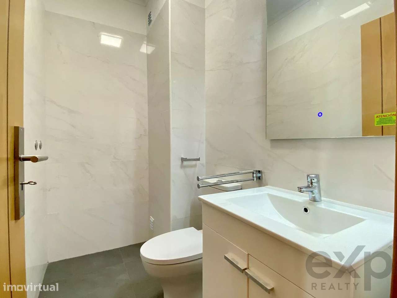 Arrenda T2 Duplex. 2º Andar. 2 Suites. Rua calma no Bairro Alto. Lisbo - Grande imagem: 5/27