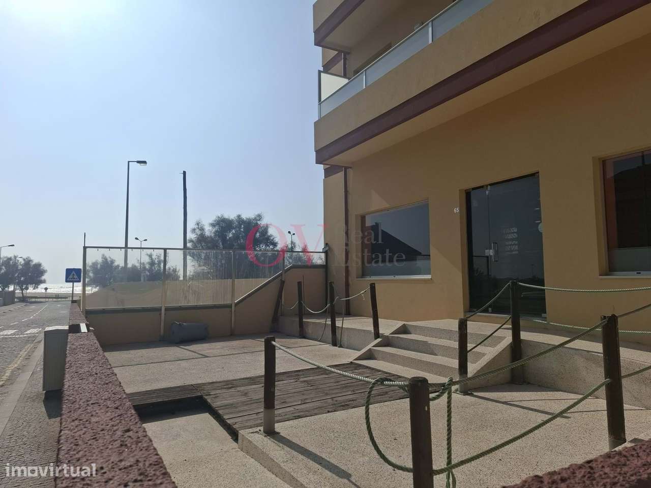 Loja Rés-do-chão, com esplanada, 1ª linha da Praia do Marreco em prédi-10