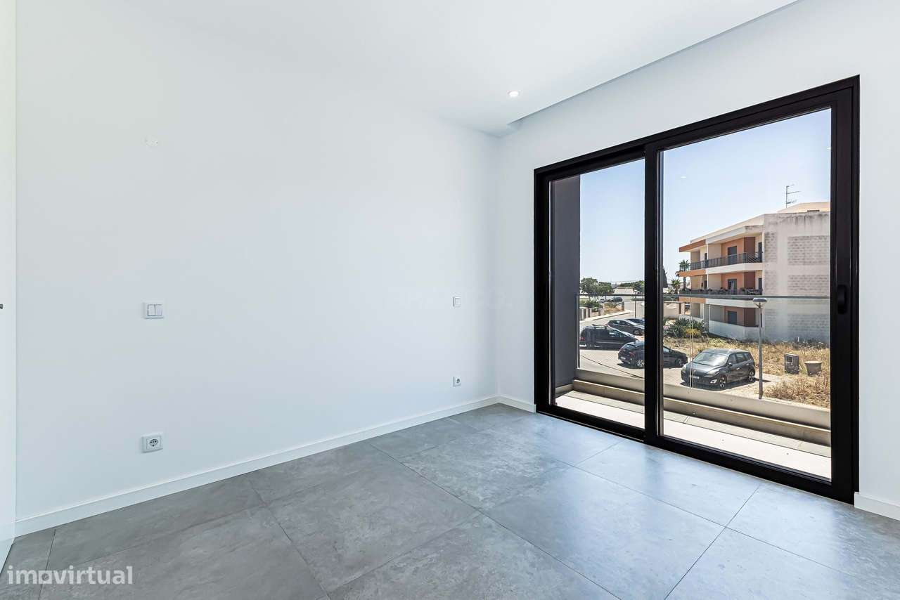 Moradia T3 com piscina e garagem - Mexilhoeira Grande-31