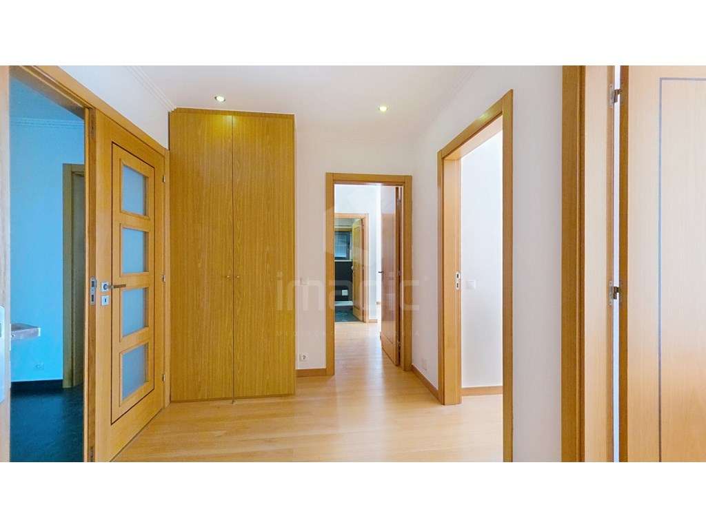 Apartamento T3 + sótão, usado, em Mafra.-13