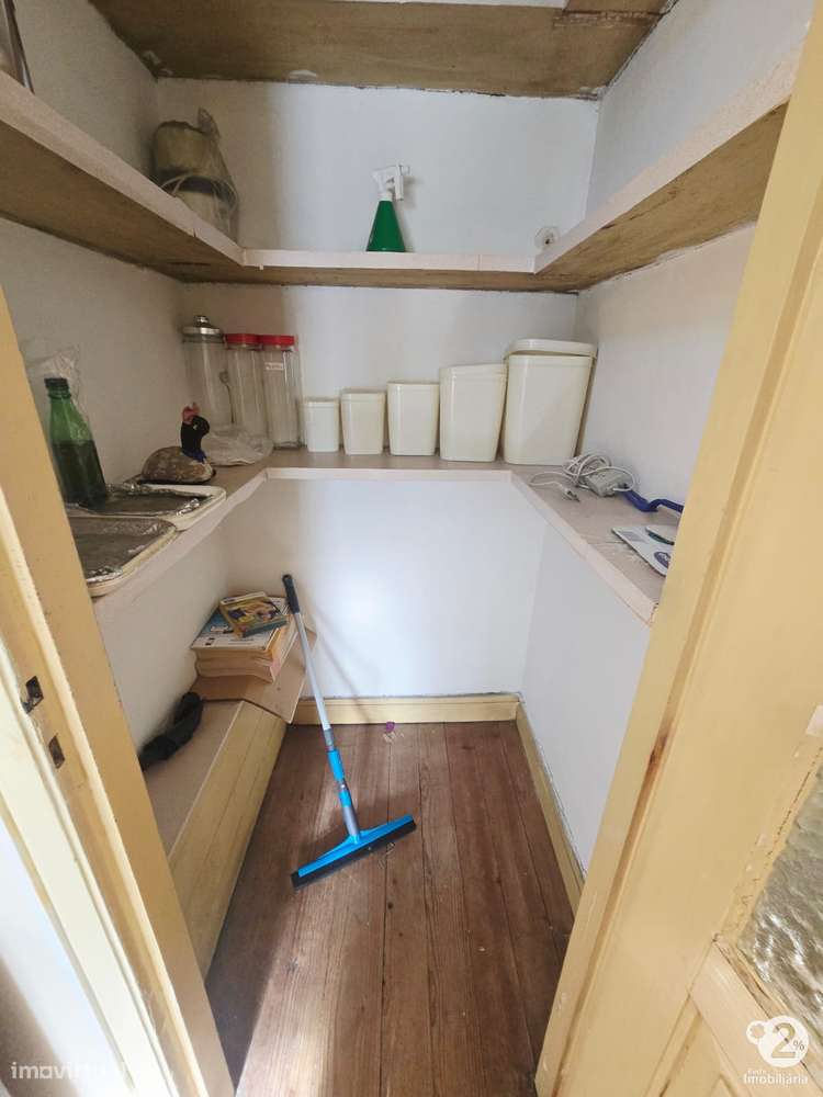 Moradia V3 no Porto perto do Parque Nascente ( para recuperar )-7